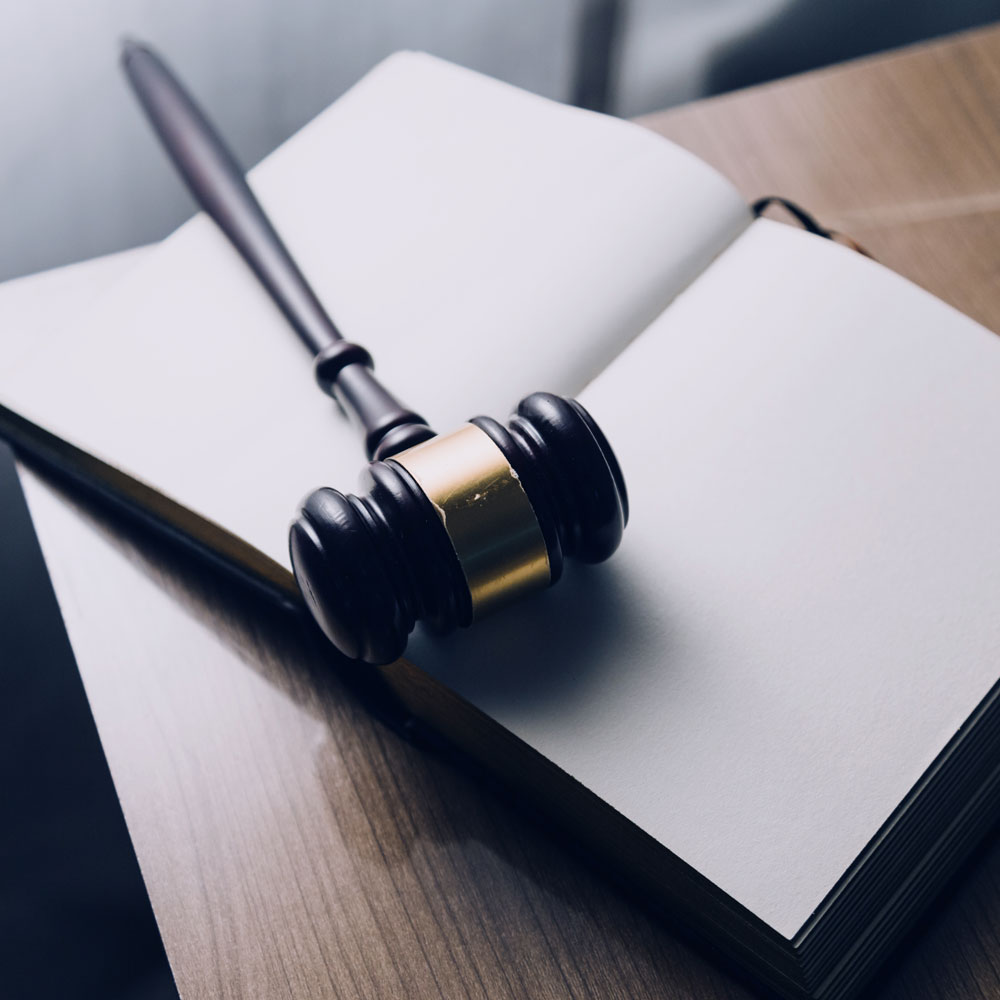 Martillo de juez sobre libro Martillo de juez sobre libro